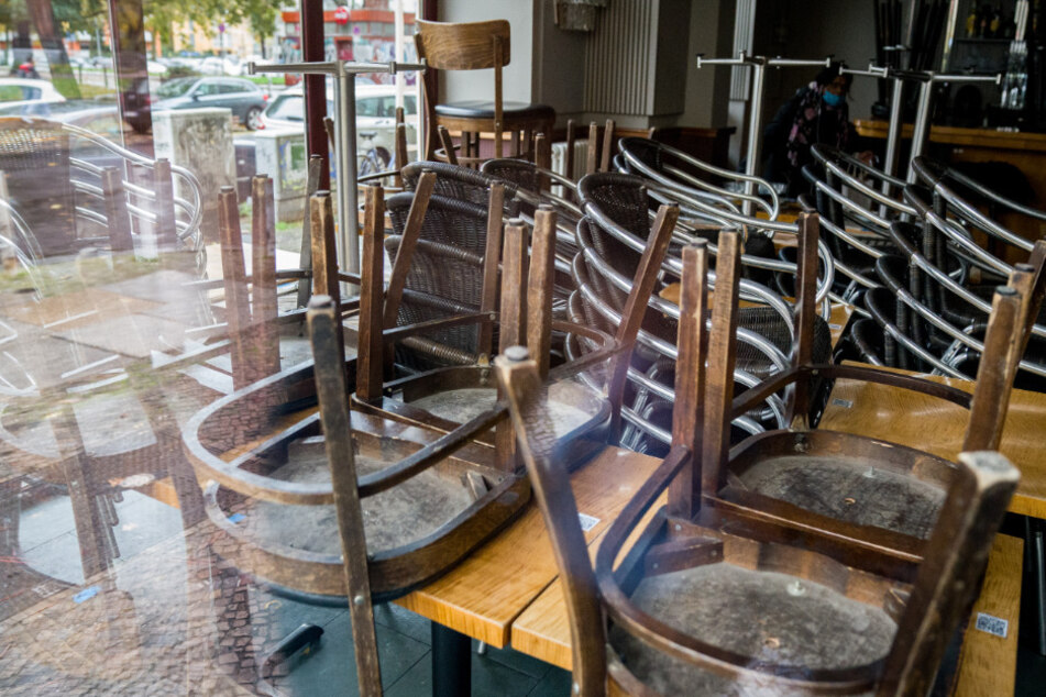 Stühle stehen auf den Tischen in einer leeren Kneipe im Berliner Stadtteil Schöneberg zu Beginn des einmonatigen Teil-Lockdowns in ganz Deutschland.