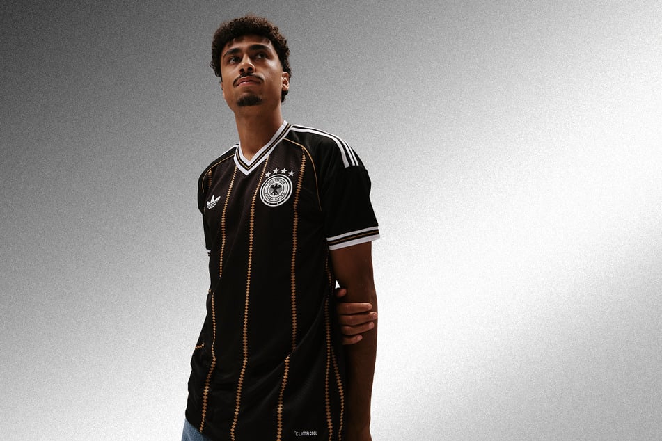 Nathaniel Brown (23) steht es schon mal gut: So sieht das letzte DFB-Trikot der Ära Adidas aus!