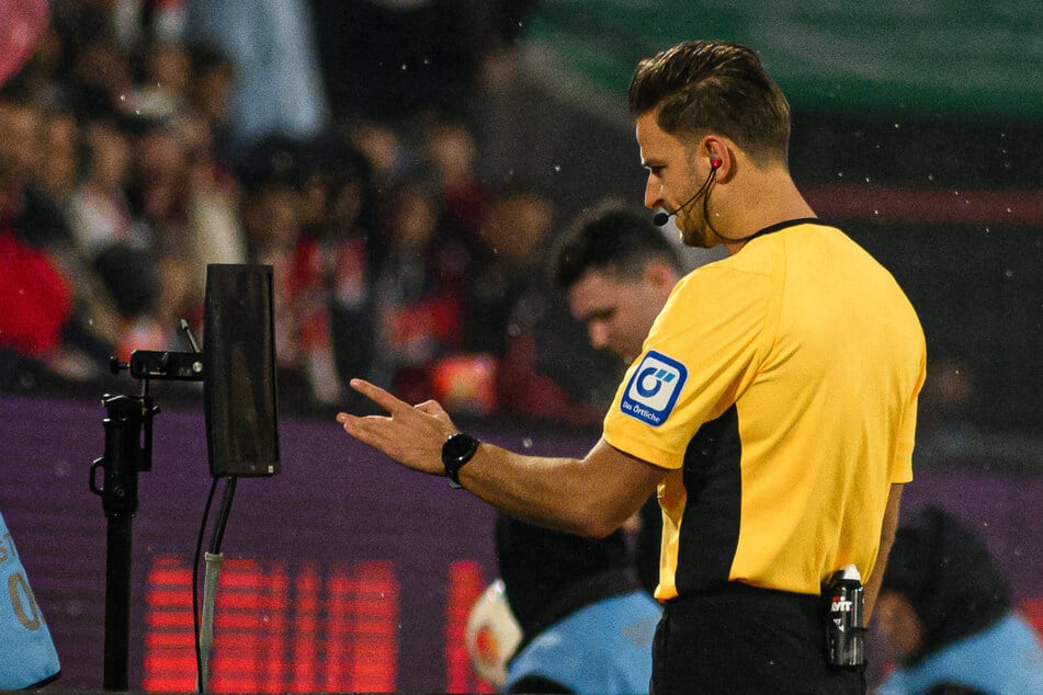 Schiedsrichter Daniel Schlager (35) stand bei der Partie zwischen dem 1. FC Köln und dem HSV im Mittelpunkt.