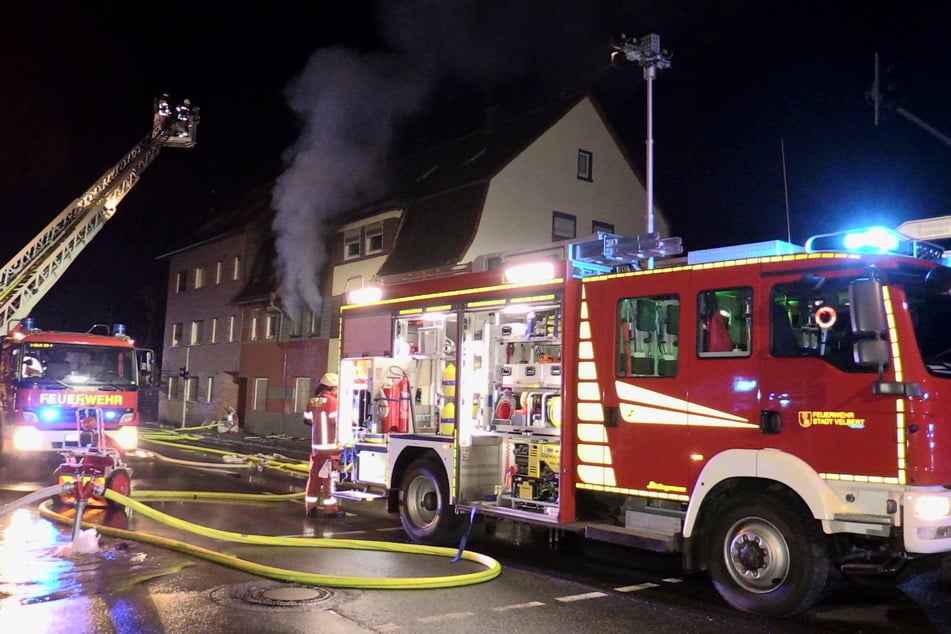 Am Freitagmorgen ist in Velbert-Nierenhof eine Wohnung in einem Mehrfamilienhaus in Brand geraten. Die Feuerwehr hat in der betroffenen Wohnung einen Toten geborgen.