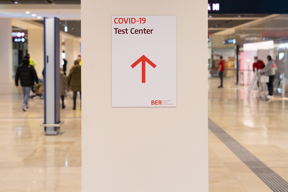 "Covid-19 Test-Center" steht auf dem Zettel am Hauptstadt-Flughafen in Berlin. Seit Mitternacht gilt bei der Einreise nach Deutschland eine Testpflicht.