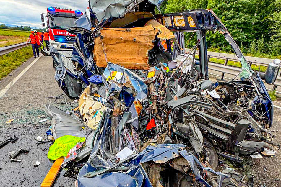 Der Kleintransporter wurde durch den Unfall vollkommen zerstört.