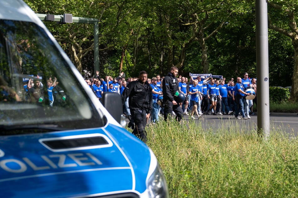 Ein hohes Polizeiaufgebot begleitet den Bielefelder Fanmarsch.