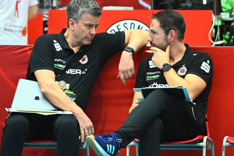 DSC-Premiere: Beim Spiel in Flacht vertritt Lukasz Marciniak (35, r.) seinen erkrankten Cheftrainer Alex Waibl (57).