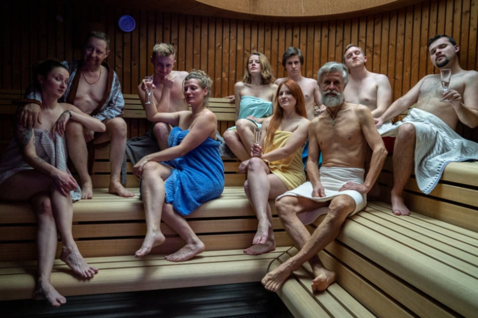 Die Amateur-Schauspielgruppe des Fritz Theaters macht sich für die Premiere in der Golfbadsauna warm.