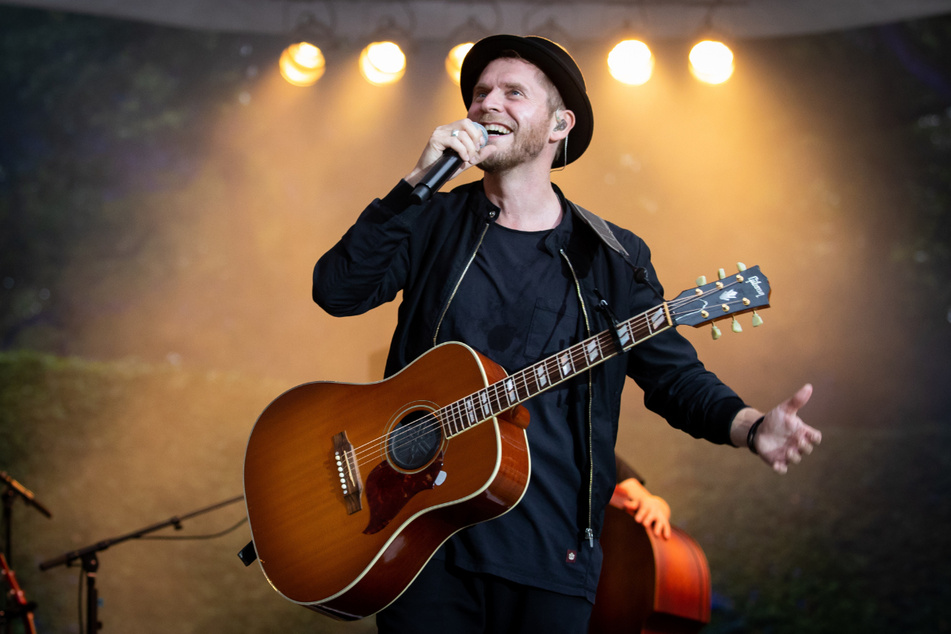 Sänger Johannes Oerding (39) will seine Fans auf dem Theaterplatz mit einem Akustik-Konzert begeistern.