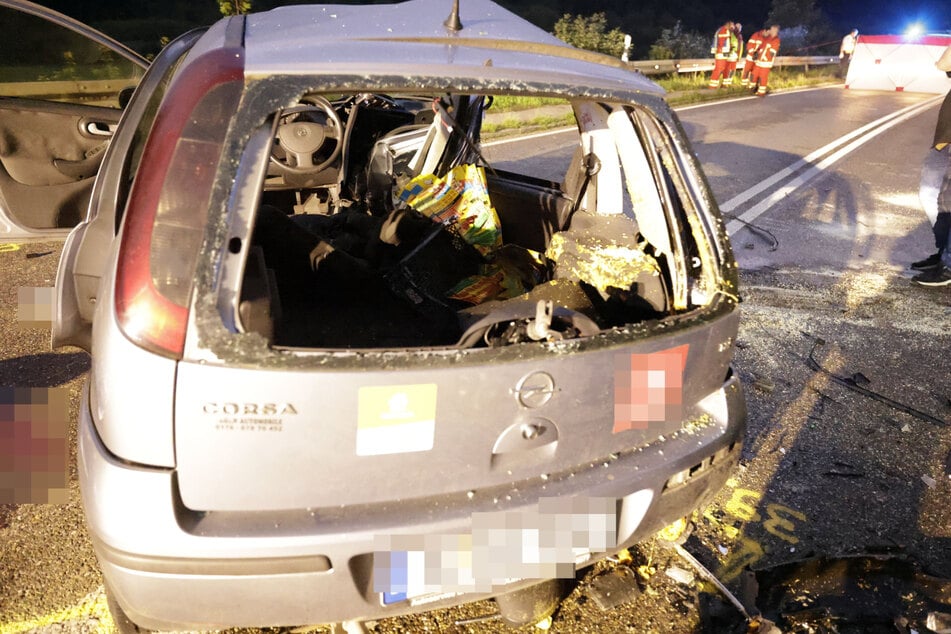 Beide Unfallfahrzeuge mussten abgeschleppt werden.