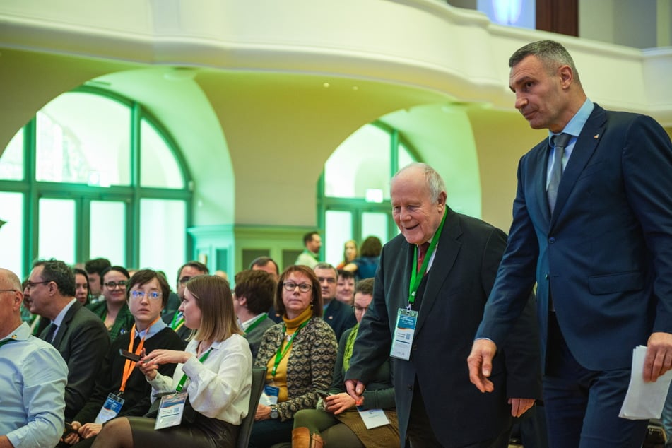 Georg Milbradt und Vitali Klitschko (52) auf der Ukraine-Konferenz in Leipzig im November 2023. Dort ging es auch um kommunale Partnerschaften für den Wiederaufbau.