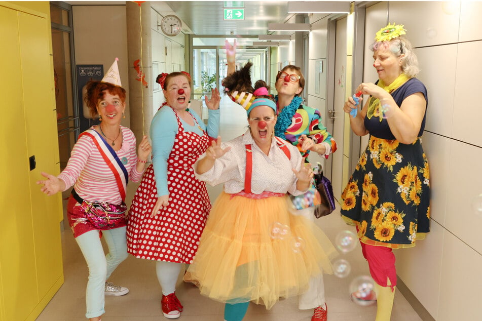 Die MediClowns feiern ihren 30. Geburtstag auf der Kinderstation der Uniklinik.