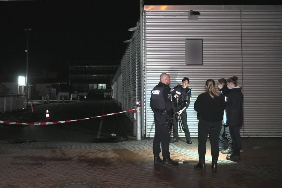 Vor dem Supermarkt stellten die Beamten Blutflecken fest.