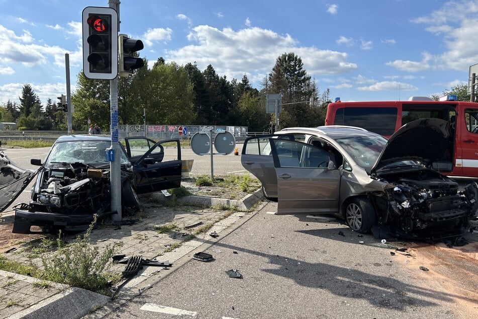 Völlig demoliert kamen die Unfallwagen nach dem Unfall zum Stillstand.