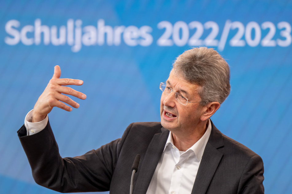 Bayerns Kultusminister Michael Piazolo (63, Freie Wähler) versucht, Quereinsteiger als neue Lehrer zu gewinnen.