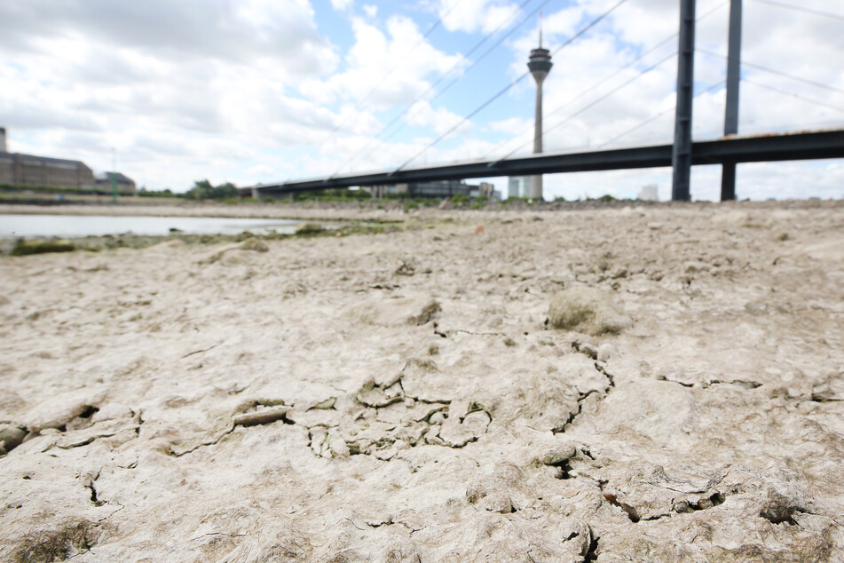 2020 hatten sich am Düsseldorfer Rheinufer durch die Dürre in NRW Risse am trockengefallenen Ufer des Rheins im Sand gebildet.