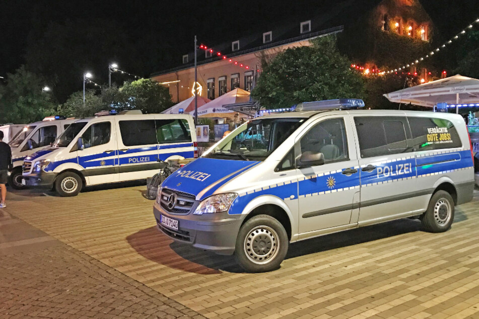 Polizeiautos vor der Scheune in der Dresdner Neustadt. (Symbolfoto)