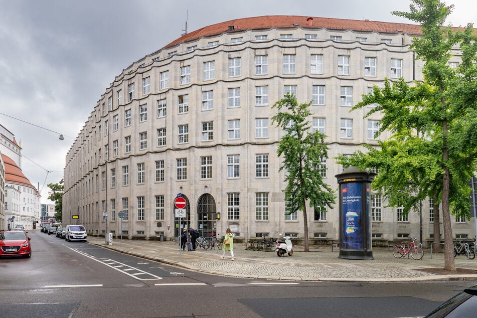 Das Stadthaus an der Theaterstraße wurde 1923 nach Plänen des bayerischen Architekten Ludwig Wirth (1879-1946) errichtet.