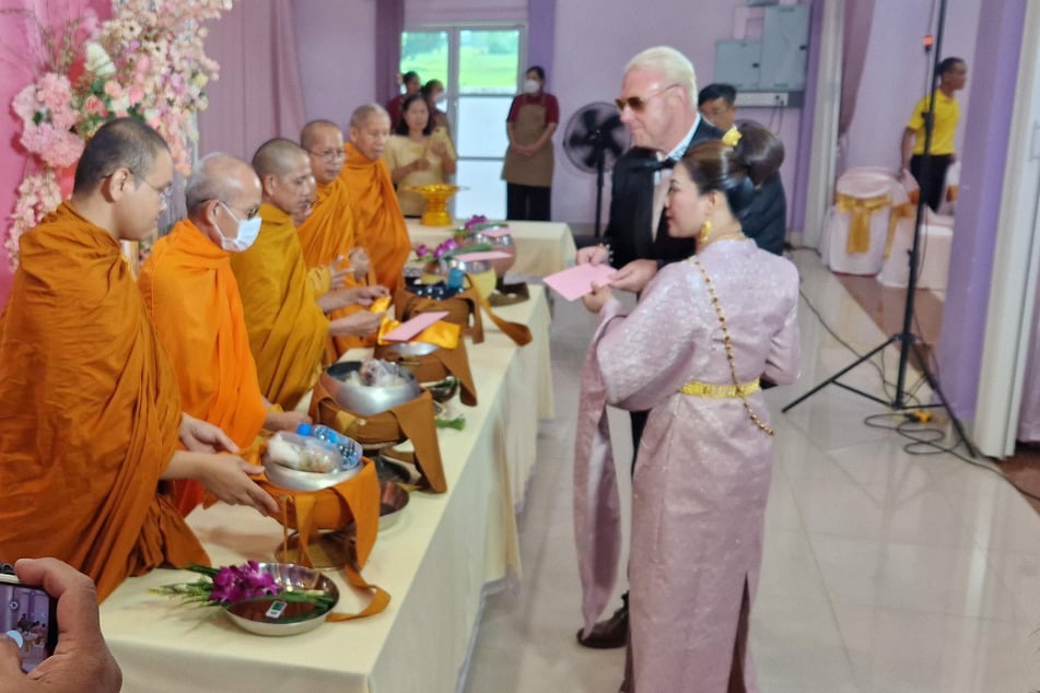 Tik hat sich eine Hochzeit nach buddhistischer Tradition gewünscht.