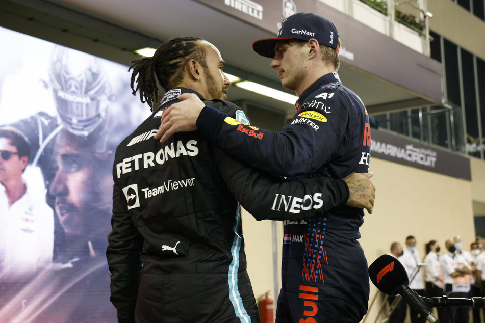 Lewis Hamilton (l.) and Max Verstappen speaking after the race.