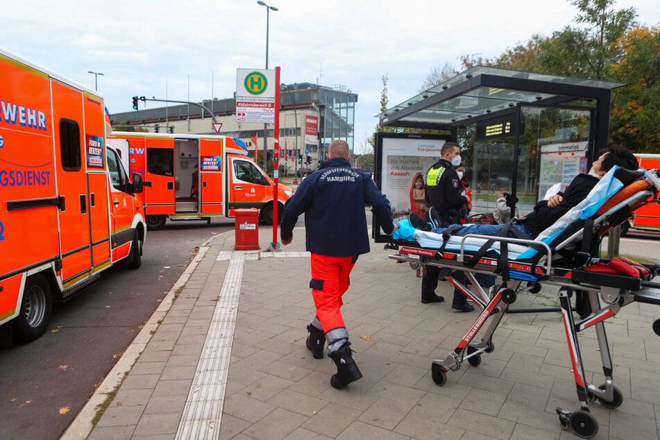 Bei der Vollbremsung eines Linienbusses wurden zwei Fahrgäste am Samstagmittag in Hamburg-Bahrenfeld verletzt.