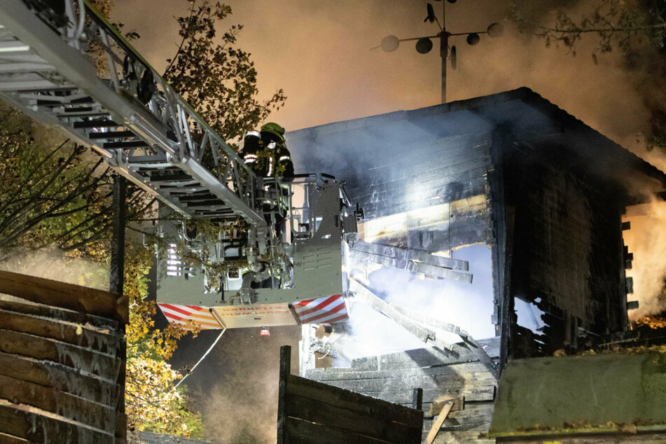 Ein etwa acht Meter hoher Turm war nur eines von mehreren Gebäuden, die den Flammen zum Opfer fielen.
