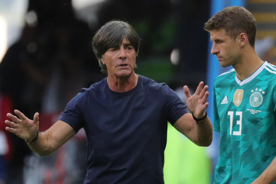 Joachim Löw (l.) spricht mit Thomas Müller bei der WM 2018. (Archiv)