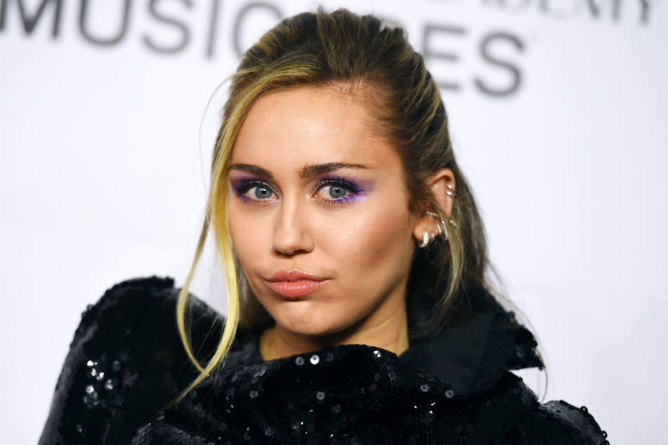 Miley Cyrus (27) wrote a moving obituary for her grandma.