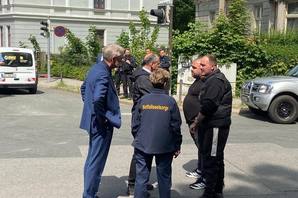(v.l.n.r.) Innenminister Schuster, OB Ursu im Gespräch mit dem Angehörigen der vermissten Frauen.
