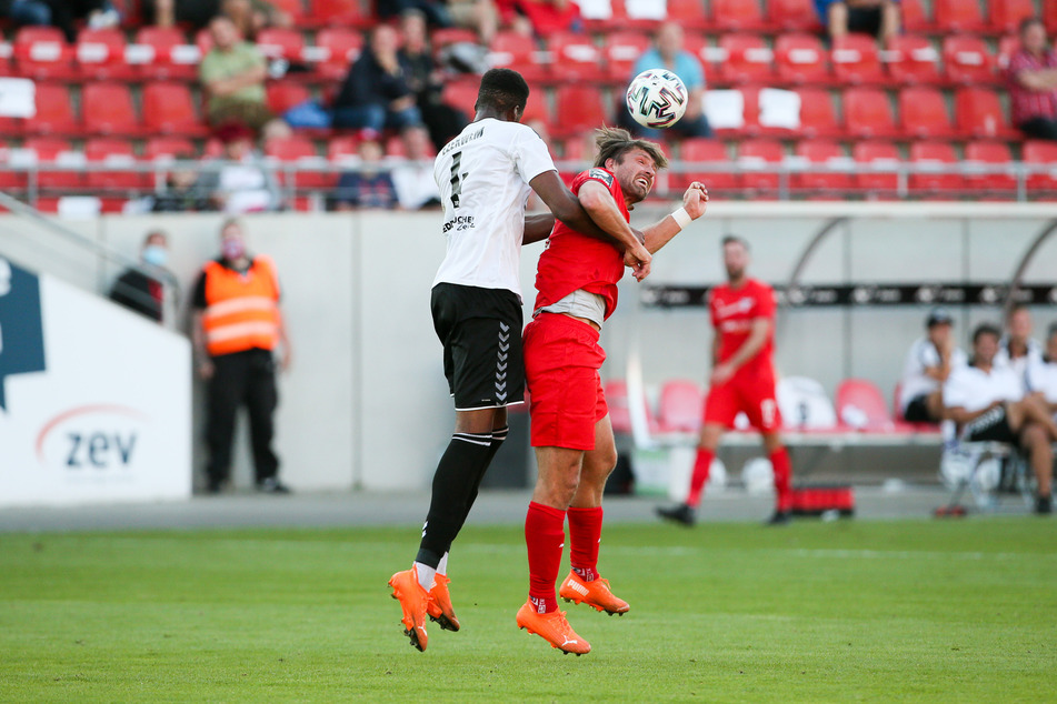 Cottrell Ezekwem (Meuselwitz, l.) und FSV-Stürmer Ronny König im Kopfballduell.