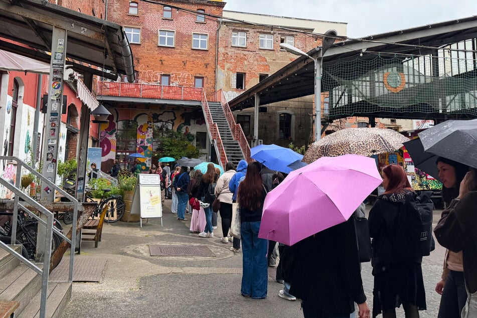 Leipzig: Schlangestehen im Regen: Wo wollen diese Leipziger hin?