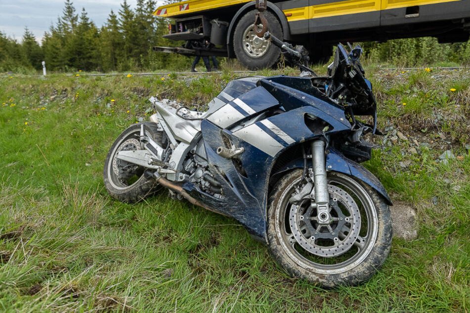 Das Motorrad blieb bei dem Unfall neben der Fahrbahn liegen. Der Fahrer wurde schwer verletzt.