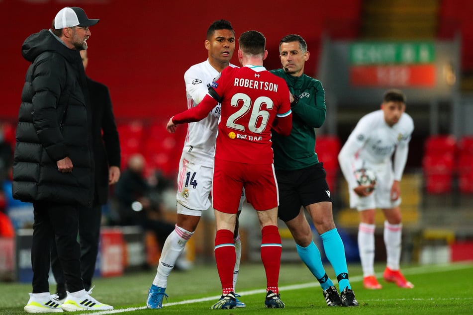 Es war Feuer drin! Real-Kämpfer Casemiro (2.v.l.) senste James Milner (nicht im Foto) vor der Liverpool-Bank von Coach Jürgen Klopp (l.) um und löste eine kleine Rudelbildung aus.