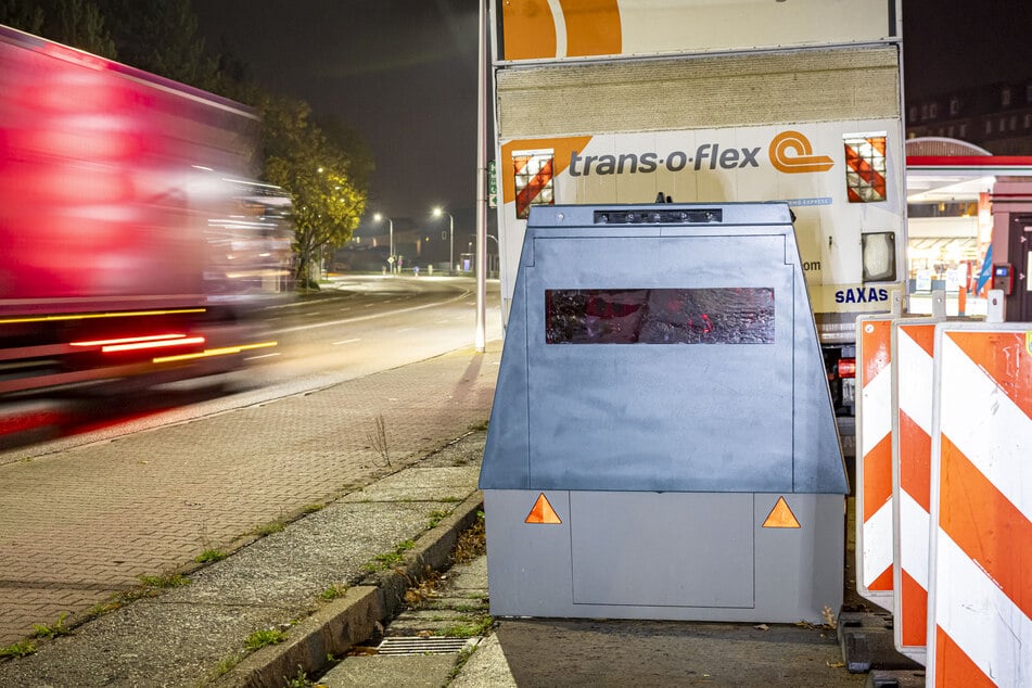 Die Radarfalle überwacht die Stelle, an der eine zulässige Höchstgeschwindigkeit von 50 Kilometern pro Stunde gilt.