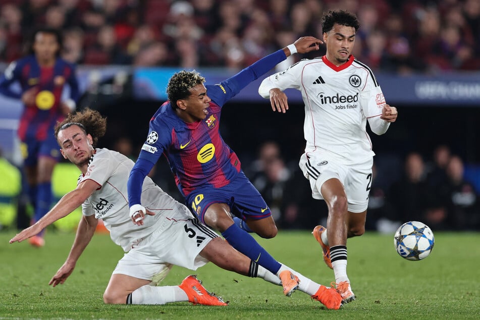Mit vereinten Kräften: Die Frankfurter Defensive um Arthur Theate (l.) und Nathaniel Brown (r.) schaffte es in der ersten Halbzeit ein ums andere Mal Lamine Yamal zu stoppen.