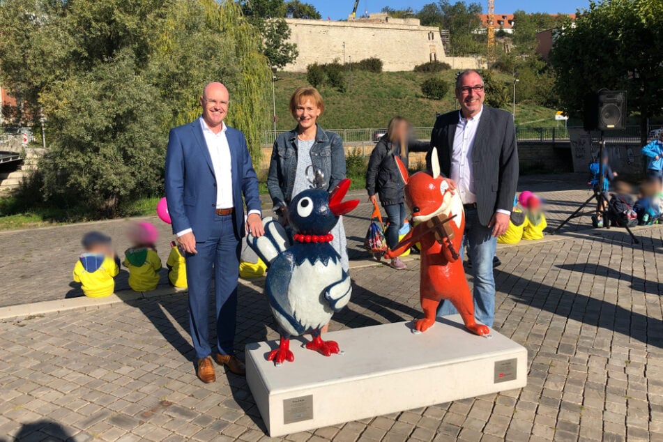 Die neuen KIKA-Figuren mit den Sponsoren Andreas Krey (l.), Sabine Wosche (zweite v. l.), (Geschäftsführung LEG Thüringen) und Peter Rüberg (r.), (Rüberg GmbH).