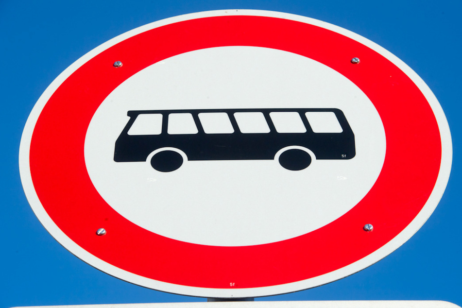 Busunternehmen in Bayern fühlen sich durch hohe Spritpreise und das angekündigte 9-Euro-Ticket unter Druck gesetzt. (Symbolbild)