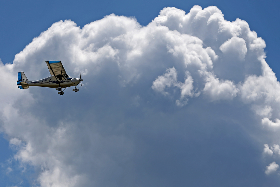 Der Pilot (64) eines Ultraleichtflugzeugs des Typs Ikarus C42 landete in Baumkronen - und blieb unverletzt. (Archivbild)