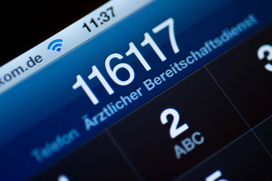 Die Telefonnummer 116117 des ärztlichen Bereitschaftsdienstes ist auf dem Display eines Smartphones am zu lesen: Die Hotline für die Vergabe der Impftermine hat dieselbe Nummer.