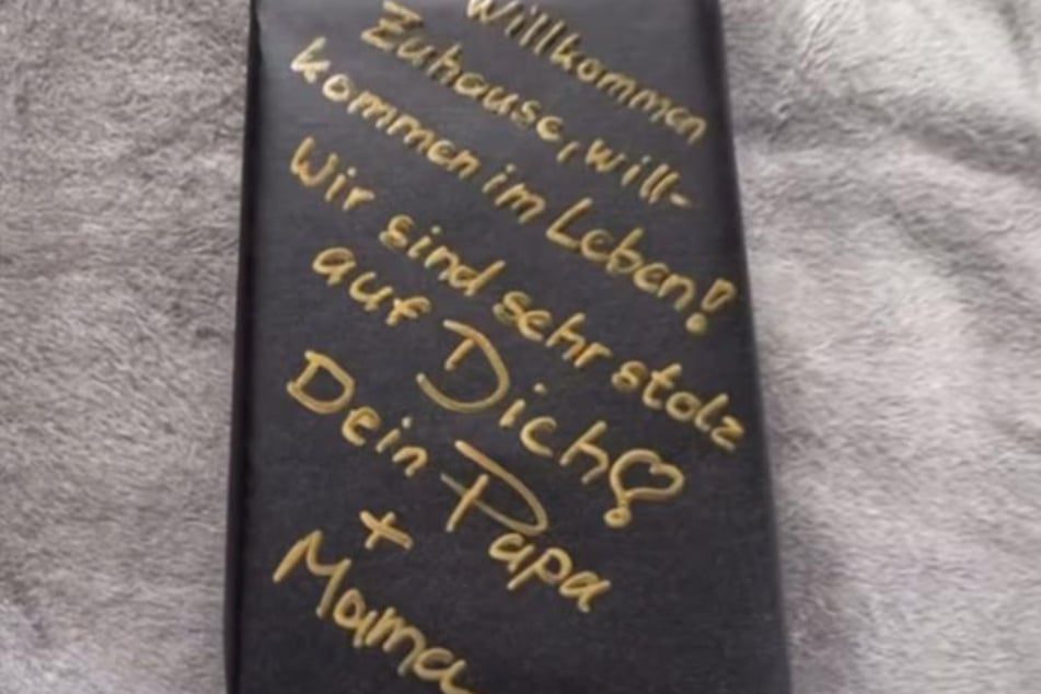 Nicos Eltern Alexandra und Thorsten Legat (56) hießen ihren Sohn mit einem kleinen Präsent willkommen.