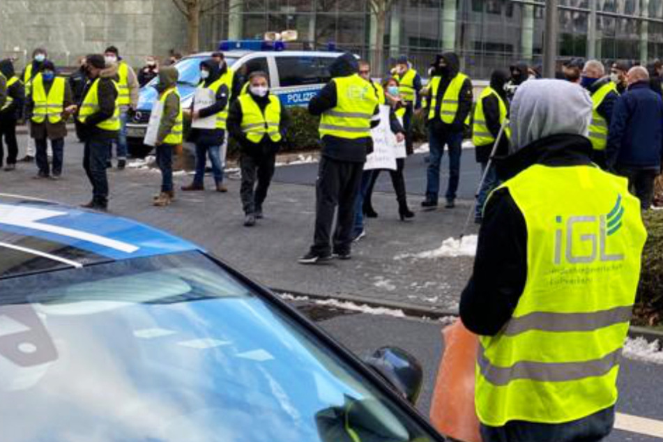 Das Foto zeigt Teilnehmer der Protest-Aktion vor der WISAG-Konzernzentrale in Frankfurt.