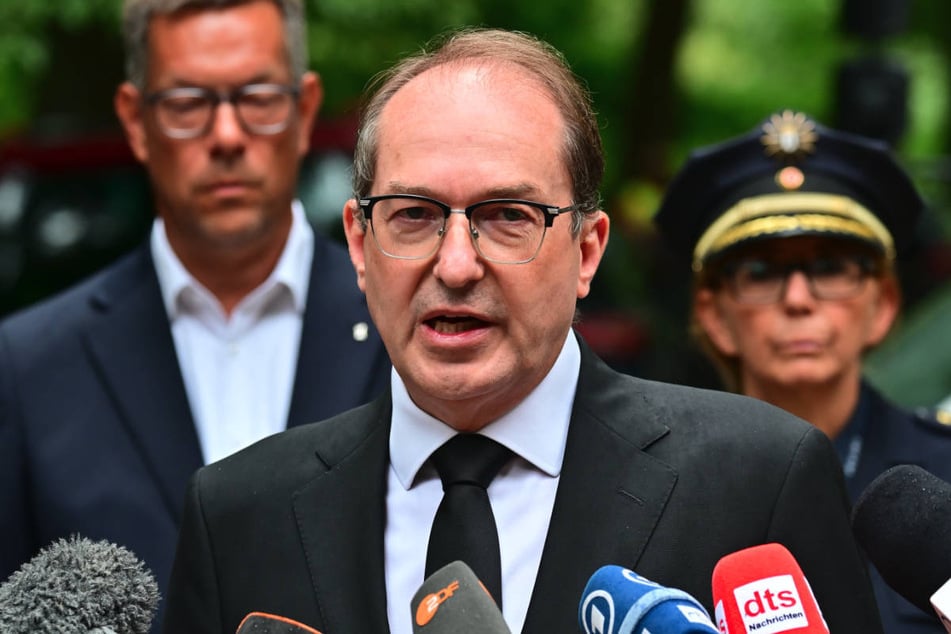 Innenminister Alexander Dobrindt (56, CSU) hat am Tatort in Berlin eine Pressekonferenz gegeben.