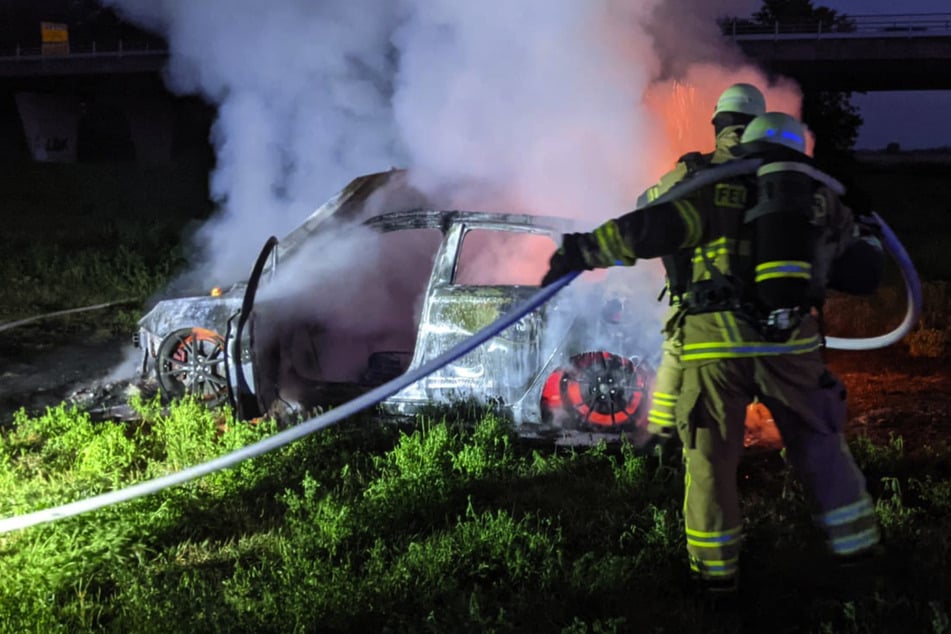 Skurriler Fuhrpark-Coup: Diebe fahren mit Autos davon - und fackeln eines davon ab