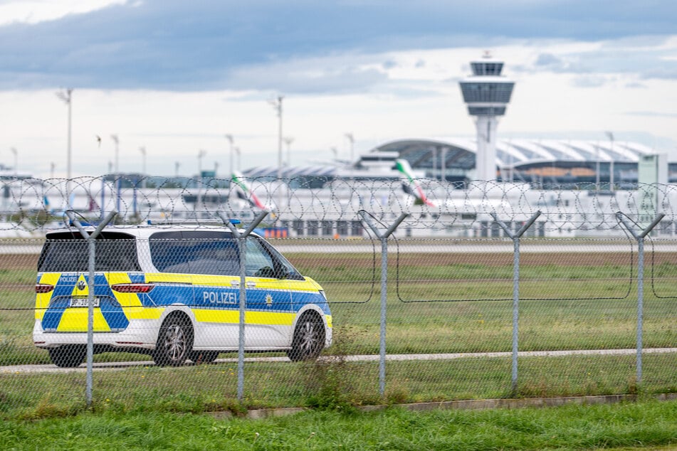 Ein Polizeifahrzeug patrouilliert auf dem Gelände des Münchner Flughafens. Hier war der Luftverkehr letzte Woche wegen Drohnen-Alarms unterbrochen.