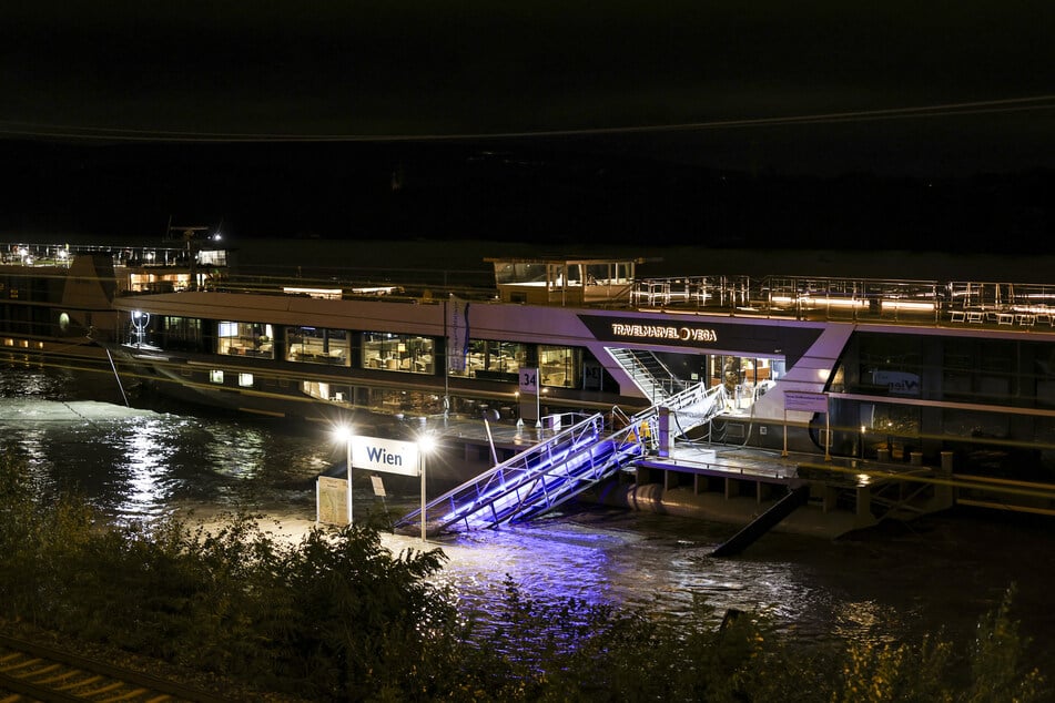 Die Menschen müssen auf einem Kreuzfahrtschiff ausharren.