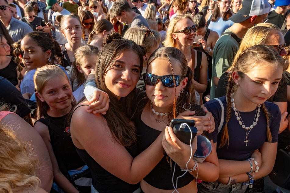 Melina (12, l.) und Paulina (13) aus Dresden sind große Fans von Nina Chuba.