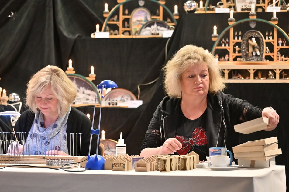 Kerstin Wagner (l.) und Claudia Einhorn (58) von der Manufaktur Klaus Kolbe fertigten besondere Schwibbögen während der Tage der erzgebirgischen Folklore 2022.