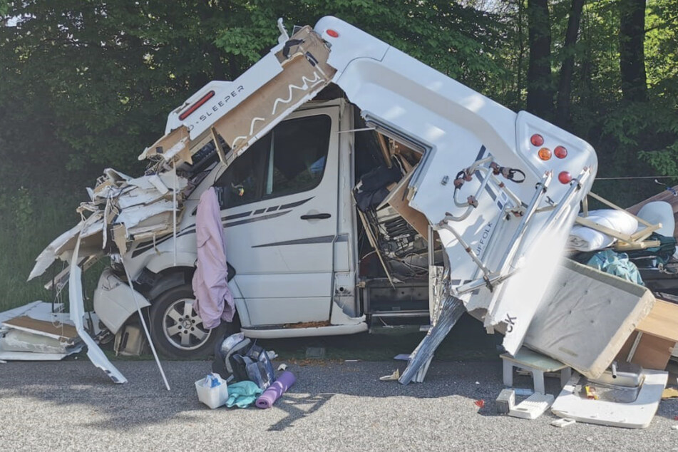 Unfall A1: Vier Verletzte! Lastwagenfahrer übersieht Stauende und kracht in Wohnmobil