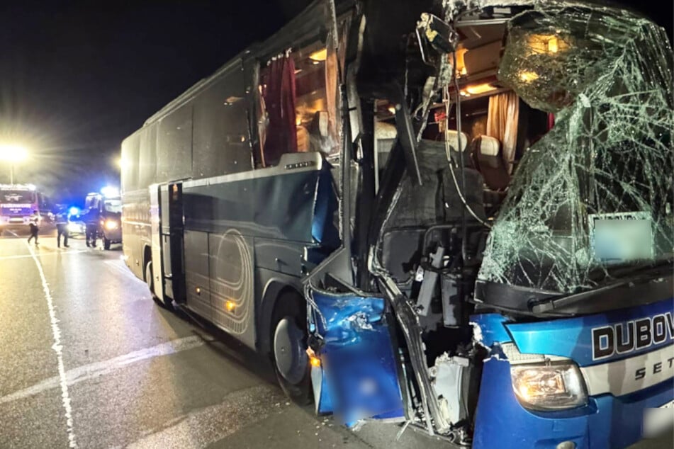 Die Front des Busses wurde beim Zusammenstoß eingedrückt.