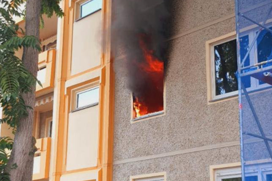 Eine schwarze Rauchwolke strömt aus dem Fenster einer Wohnung eines Mehrfamilienhauses in Sömmerda.