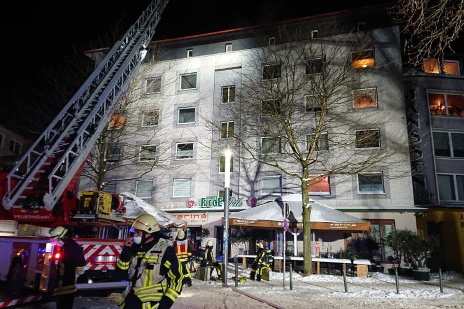 Insgesamt 60 Einsatzkräfte von Feuerwehr und Rettungsdienst waren vor Ort.