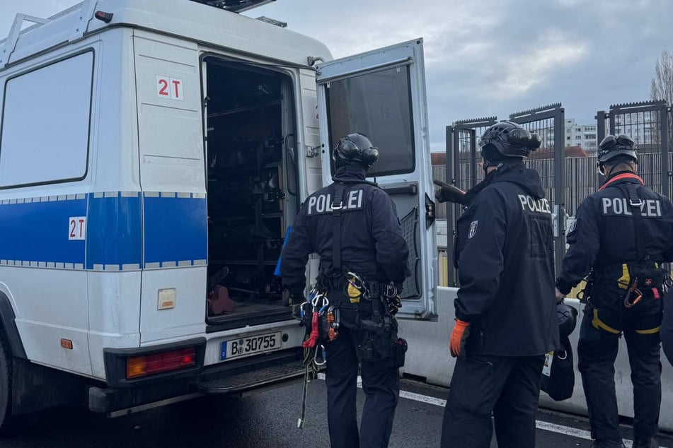 Kletter-Aktion von "Neue Generation": Aktivisten legen A100 lahm