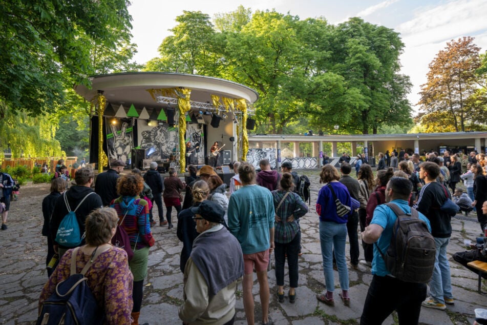 Schon seit einigen Jahren lockt das "Fuego a la isla" Festival-Besucher auf die Schlossteichinsel.